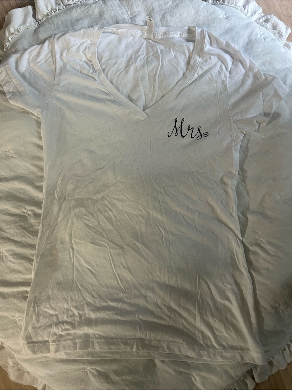 Mrs. White Crewneck Tee with Tag Detail